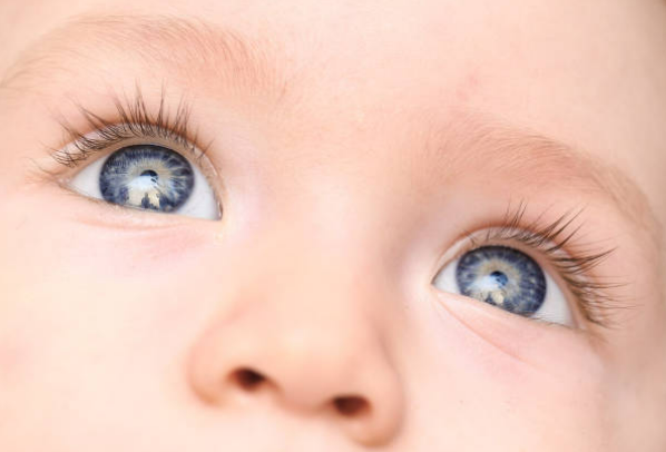 Cómo limpiar los ojos de nuestro bebé
